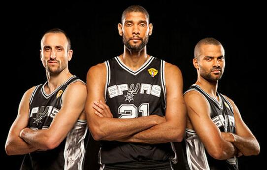 上海海港实现中超三连冠，为中国顶级联赛历史第三队