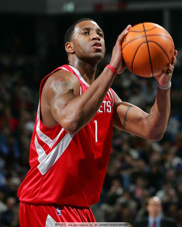 詹姆斯关键时刻稳住节奏