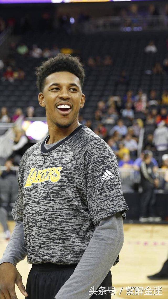 莱昂纳德单打布克，一把推开对方之后，露出了耐人寻味的小表情