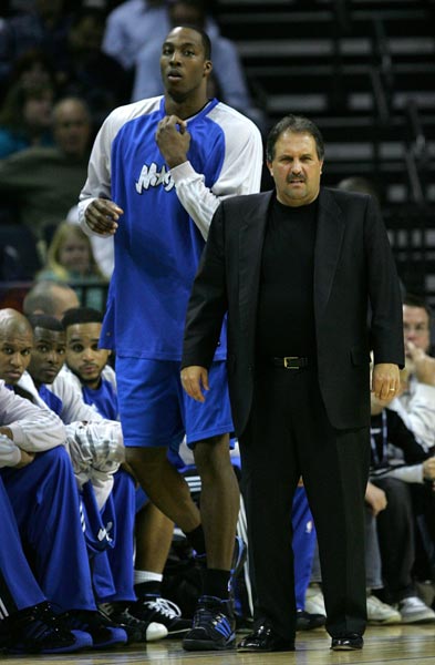 国米门将更替引热议，维卡里奥性价比突出，但适配性与未来规划存疑。