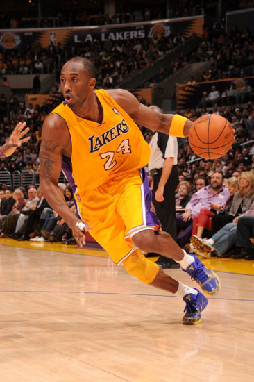 连锁反应！巴萨交易间接阻碍C罗，新月锁定莱万，争冠更难了